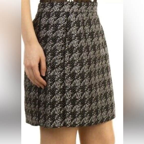 MARC By MARC JACOBS Woven
A-line Skirt Size 6
Houndstooth Design - Picture 1 of 13
